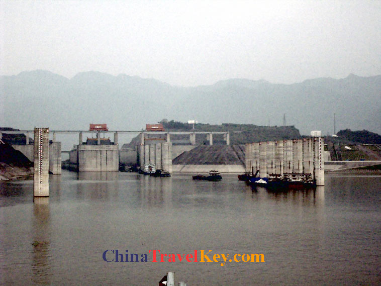 photo of yangtze river ship lock