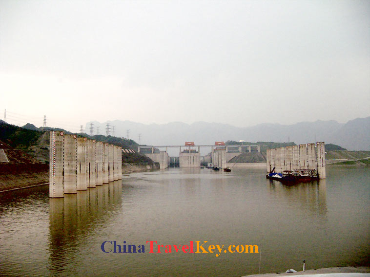 photo of yangtze river ship lock