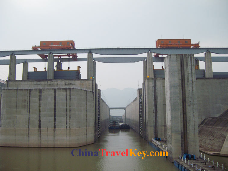 photo of yangtze river ship lock