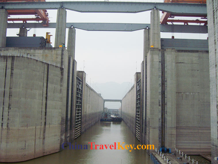 photo of yangtze river ship lock